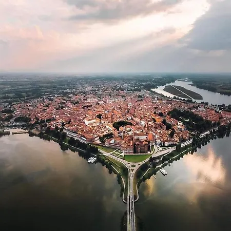 Villa Pace, Luminosita E Comodita A Due Passi Dal Garda Volta Mantovana