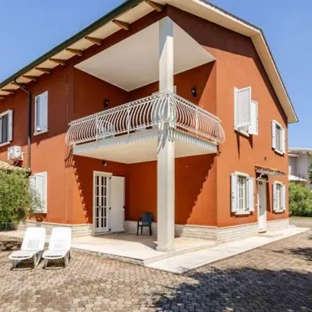Villa Pace, Luminosita E Comodita A Due Passi Dal Garda